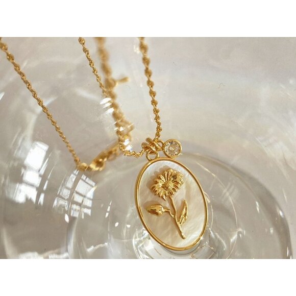 Mother of Pearl - Birth Flower Necklace - Birth Month Jewelry - Botanical Jewelr - Picture 4 of 10